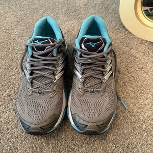Mizuno Gray and Teal Athletic Shoes